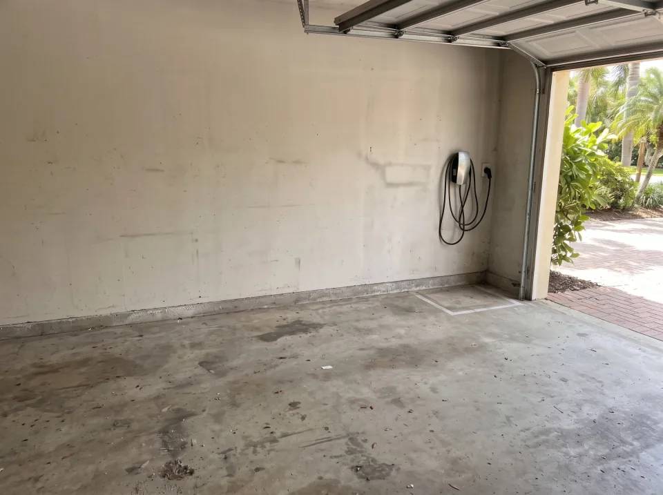 Illustration, after: the golf bags, bicycle, cushions and boxes removed