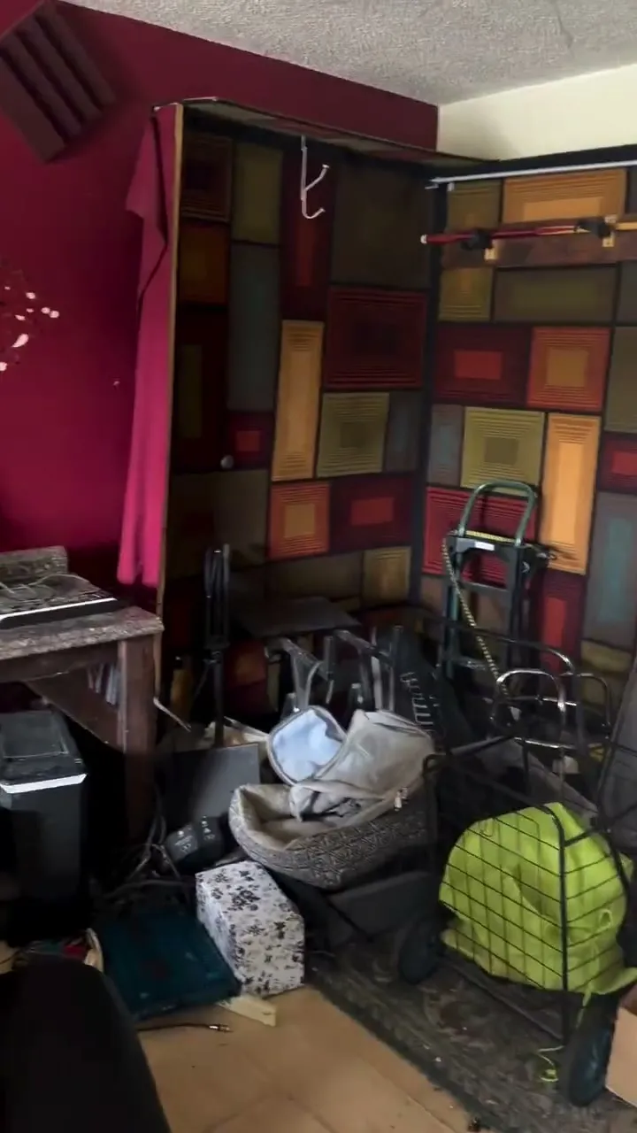 Time-lapse of a crowded house being cleared out and loaded